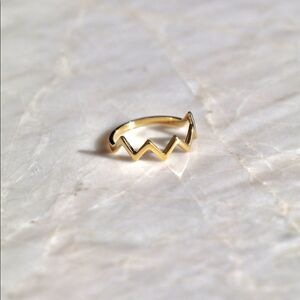 14k real gold Thunder ring size 7 NEW